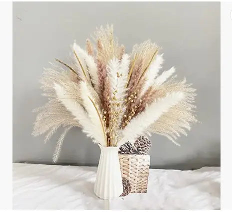 Elegant table décor with dried pampas stems - Living Abroad Creations